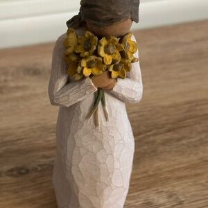 Demdaco Figurine with Yellow Bouquet
NEW